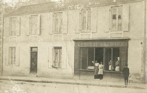 Devanture de magasin à Saint-Hilaire-la-Palud. Marais poitevin
