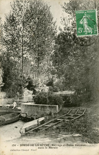 Bords de Sèvre - Barrage et passe bateaux dans le Marais. Marais poitevin