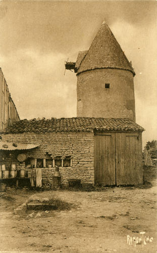 Vieux moulin à saint-Hilaire-la-Palud. Marais poitevin