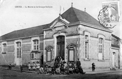 Grues - La Mairie et le Groupe scolaire. Marais poitevin
