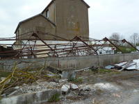 1416 Coulon - Démolition du hangar de la laiterie. Marais poitevin 