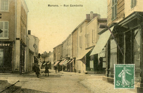 Marans - Rue Gambetta. Marais poitevin