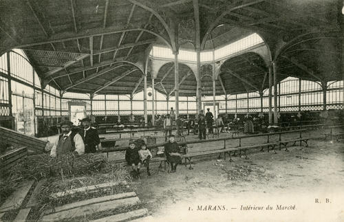 Marans - Intérieur du Marché. Marais poitevin