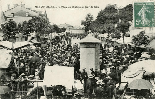Marans - La Place du Château, un jour de foire. Marais poitevin