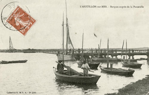 L'Aiguillon-sur-Mer - barques auprès de la passerelle. Marais poitevin