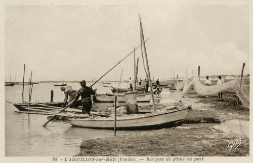 L'Aiguillon-sur-Mer - Barques de pêche au port. Marais poitevin