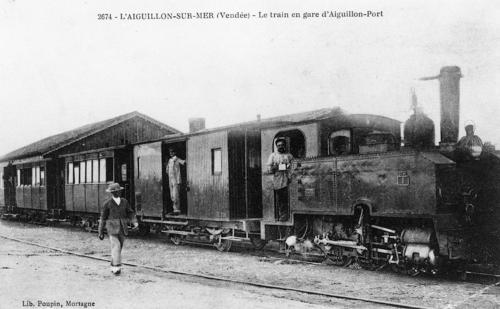 L'Aiguillon-sur-Mer - Le train en gare d'Aiguillon-Port. Marais poitevin