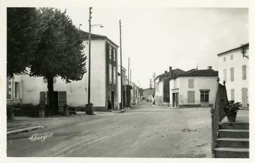 Saint-Sauveur-d'Aunis - Rue principale. Marais poitevin