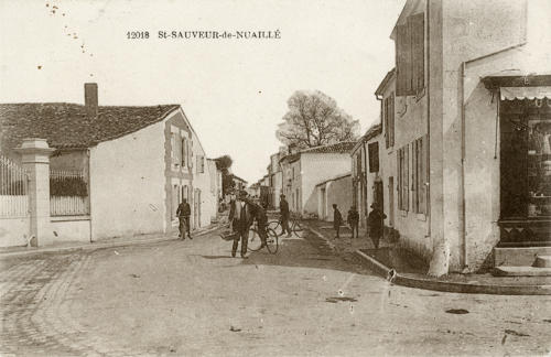 Saint-Sauveur-d'Aunis - Une rue dans le bourg. Marais poitevin
