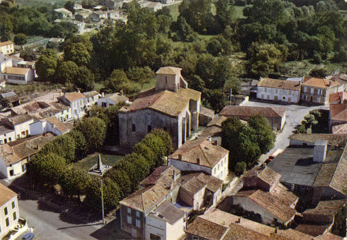 Saint-Sauveur-d'Aunis - L'Eglise et le monument aux morts. Marais poitevin