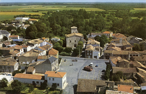 Saint-Sauveur-d'Aunis - Vue aérienne de la Place de la Mairie et de l'Eglise. Marais poitevin