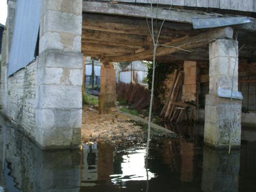 Le Vanneau - Le port privé d'une cabane inondé en mars 2001. Marais poitevin