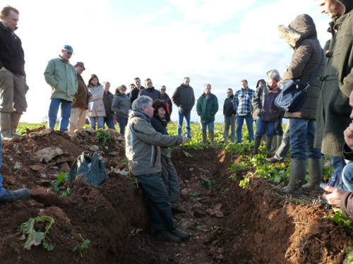 Les Magnils-Reigniers. Journée consacrée aux pratiques agricoles respectueuses des sols