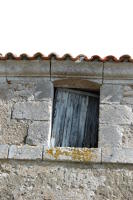 2574 Angles. L'octroi de Moricq, détail fenêtre. Marais poitevin. 