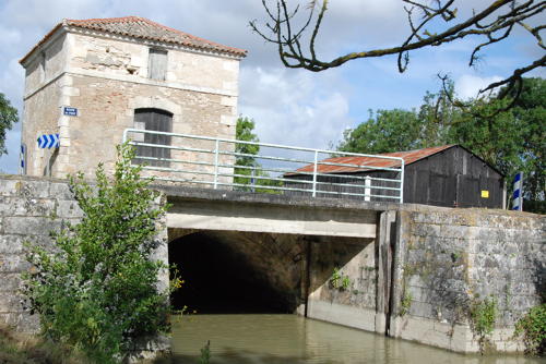 Angles. L'octroi de Moricq et le canal des Bourasses. Marais poitevin.