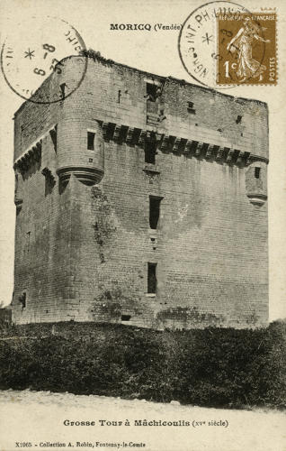 Angles - La Tour de Moricq, grosse tour à mâchicoulis (XVe siècle). Marais poitevin
