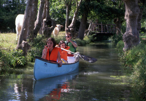 Maillezais. Tourisme fluvial en canoë. Marais poitevin.
