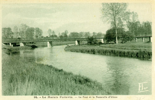 Irleau - Le Pont et la Passerelle d'Irleau. Marais poitevin