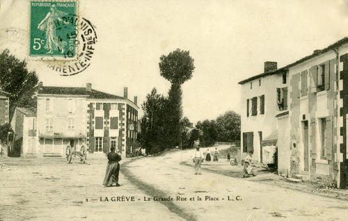 La Grève-sur-Mignon - La Grande Rue et la Place. Marais poitevin