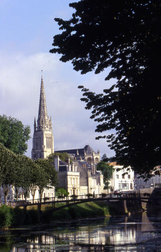 Fontenay-le-Comte - La Vendée et l'Eglise Notre-Dame
