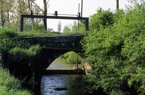 Charron - Ouvrage hydraulique sur le canal de la Brie. Marais poitevin