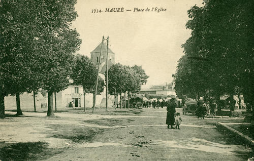 Mauzé-sur-le-Mignon - Place de l'Eglise. Marais poitevin