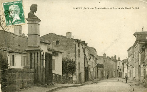 Mauzé-sur-le-Mignon - Grande-Rue et Statut de René Caillié. Marais poitevin