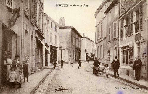 Mauzé-sur-le-Mignon - Grande Rue. Marais poitevin