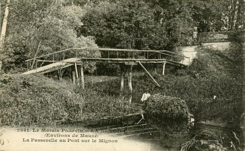 Saint-Hilaire-la-Palud - La Névoire, la passerelle au Pont sur le Mignon