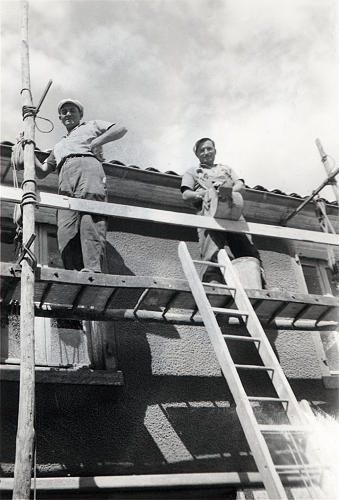 Le Langon - Un maçon sur son échafaudage dans les années 1950. Marais poitevin