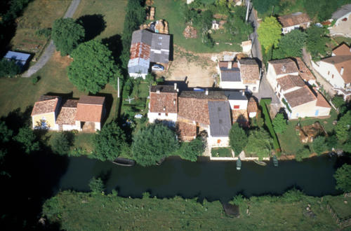 Sansais - Vue aérienne du village de La Garette. Marais poitevin