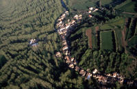 3793 Sansais - Vue aérienne du village de La Garette. Marais poitevin 