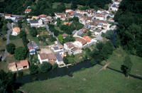 3794 Sansais - Vue aérienne du village de La Garette. Marais poitevin 