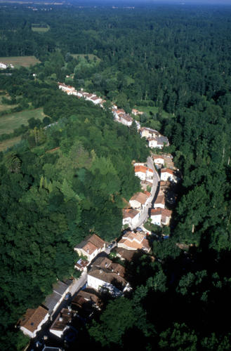 Sansais - Vue aérienne du village de La Garette. Marais poitevin