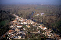 3797 Sansais - Vue aérienne du village de La Garette. Marais poitevin 