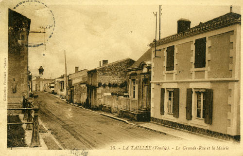 La Taillée - La Grande-Rue et la Mairie. Marais poitevin