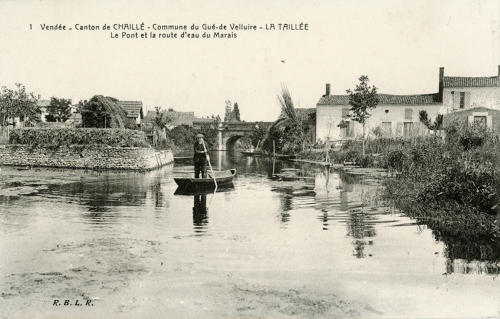 La Taillée - Le Pont et la route d'eau du Marais. Marais poitevin