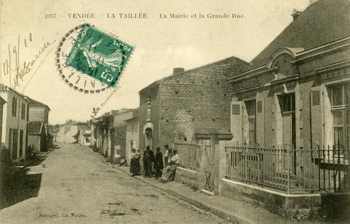 La Taillée - La Mairie et la Grande-Rue. Marais poitevin