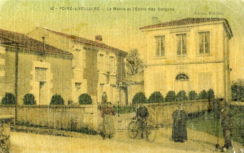 Le Poiré-sur-Velluire - La Mairie et l'Ecole des garçons. Marais poitevin