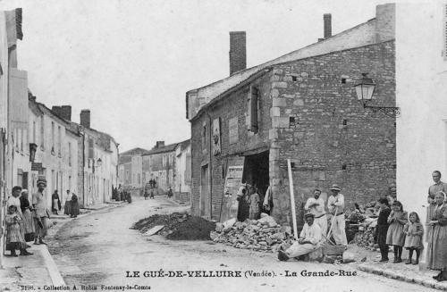 Le Gué-de-Velluire - La Grande Rue. Marais poitevin