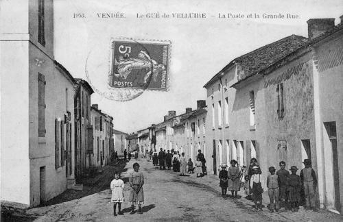 Le Gué-de-Velluire - La Poste et la Grande Rue. Marais poitevin