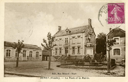 Benet - La Poste et la Mairie. Marais poitevin