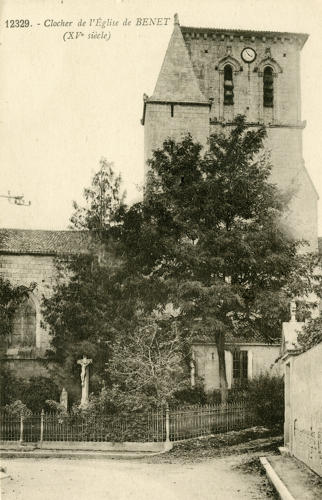 Benet - Le clocher de l'Eglise (XVe siècle). Marais poitevin
