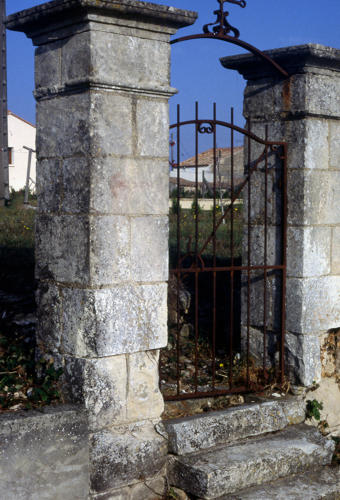 Benet - Une porte d'entrée et ses piliers. Marais poitevin