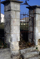 3949 Benet - Une porte d'entrée et ses piliers. Marais poitevin 