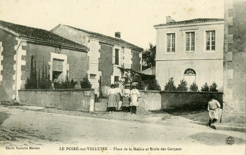 Le Poiré-sur-Velluire - Place de la Mairie et école des garçons. Marais poitevin