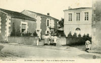 4035 Le Poiré-sur-Velluire - Place de la Mairie et école des garçons. Marais poitevin 
