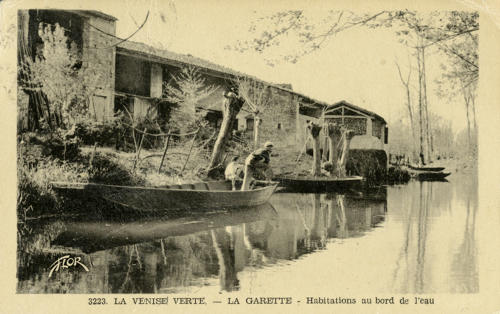 Sansais - La Garette, habitations au bord de l'eau. Marais poitevin