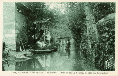 Sansais - La Garette, batelier sur une conche, au pied des habitations. Marais poitevin
