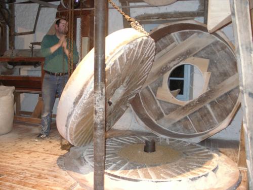 Nieul-sur-l'Autise - Le moulin à eau, entretien de la meule de pierre